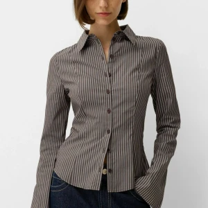 Bershka viraka blouse - Snygg brunrandig skjort/blus från Bershka. Stl S, det är den virala man sett på tiktok, skiiit snygg! Tyvärr för liten för mig. Passar dig som brukar ha S/XS. Perfekt för en stilren look. Nypris 329kr och aldrig använd, endast testad. Skriv om ni undrar nåt 🌸 priset kan självklart diskuteras, finns i Stockholm men kan skickas.