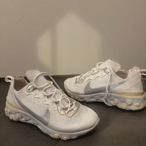 Vita Nike sneakers - Nike react element knappt använda, super sköna! 