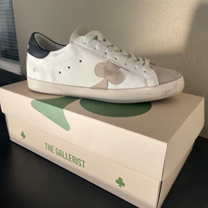 The Gallerist Skor - Snygga äkta vita sneakers från The Gallerist i storlek 43 säljes ✅ Skick: 8,5/10, knappt använda. Tveka inte vid funderingar eller frågor. Byten är öppna. Pris kan diskuteras. Kvitto finns. Box medföljer 😀