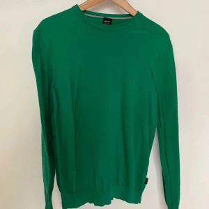 Grön Hugo Boss-tröja herr - Snygg tröja från Hugo Boss, tunn bomull. Storlek medium. Väldigt sparsamt använd 