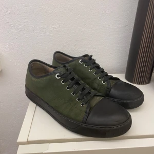 Lanvins - Snygga gröna sneakers från Lanvin med svarta detaljer och snörning. Skorna är i bra sick inga defekter. storlek 41 men passar 42. Skriv om ni har frågor!