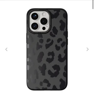Svart leopardmönstrat mobilskal - Snyggt svart mobilskal med leopardmönster. Perfekt för att ge din telefon ett stilrent och trendigt utseende. Skalet är designat för att skydda mot repor och stötar. Kvittot är kvar, skalet är helt oanvänt.