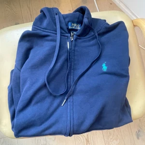 Polo Zip up - Ralph Lauren zip up hoodie storlek M, passar som S. Urtvättad men bra skick, inget trasigt. Pris kan diskuteras.