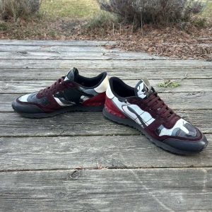 Valentino rockrunners  - Valentino rockrunners i bra skick, 8/10. Storlek 45. Hör av er gällande frågor och funderingar.📦💬 pris går att diskutera men till viss gräns!