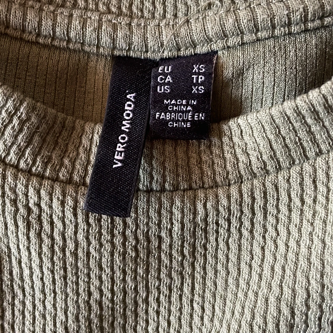 Olivgrön ribbad tröja från Vero Moda - 1