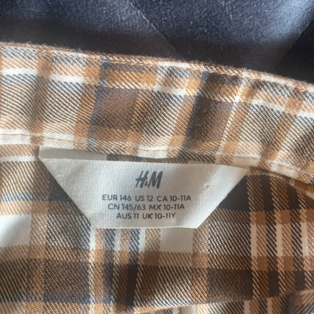 Säljer en superfin rutig kjol från Limdex i bruna och beige toner. Kjolen har en dragkedja och knapp i sidan för enkel på- och avtagning. Perfekt för en stilren look till dig eller någon du känner. Hameet.