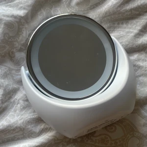 Sminkspegel med LED-ljus från Clas Ohlson - Smink spegel som är enklel att ta med på resa med belysning, säljer då jag har massa andra speglar💕