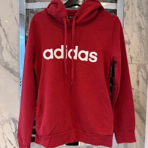 Addidas hoodie  - Röd addidas hoodie. Knappt använd. Storlek S, 200kr köparen står för frakten!🤍