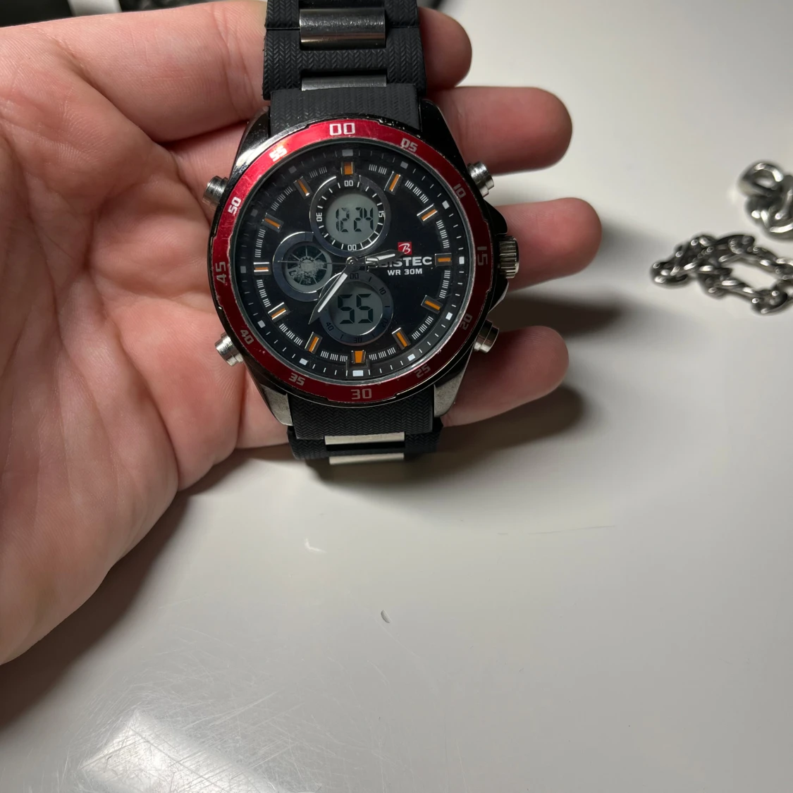 Svart digital klocka från S-Sport