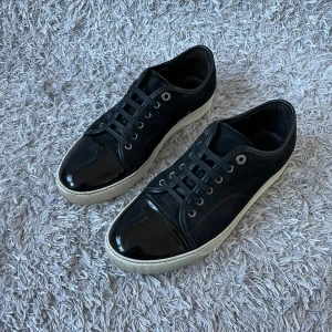 Lanvins  - Säljer dessa riktigt sköna Lanvins! | Riktigt fint skick! Finns något litet tecken på användning, ger man dom en bra tvätt kan de bli så gott som nya! | Storlek UK 9 motsvarande en 43, de kan passa lite större! | Ställ gärna frågor innan du köper!