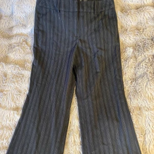 Randiga kostymbyxor - Snygga  randiga kostymbyxor från Lindex. Byxorna har en klassisk design med raka ben, perfekt för en stilren look.