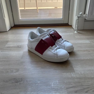 Valentino Garavani Skor - Tja! Säljer nu dessa riktigt schyssta Valentinos i utmärkt skick. Perfekta nu till sommaren, hör av er vid frågor och funderingar🙌