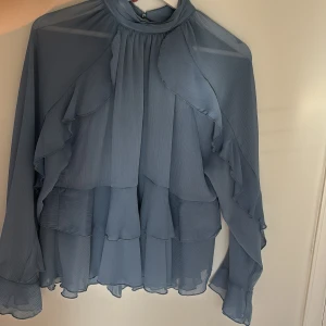 Blus  - Blå blus från Zara, aldrig använd