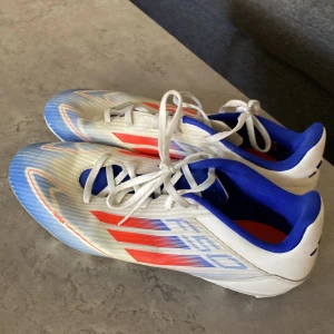 F50 fotbollskor adidas - Använda under en cup men valde att skaffa nya efter hoppas dom hittar liv hos nån annan