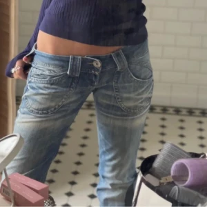 Lågmidjade blå jeans - Säljer mina favorit jeans endast eftersom jag behöver pengar🥲 superfint skick och är allmänt helt perfekta😍från Pepe jeans! Skriv vid frågor😇😇tredje bilden är lånad. Midja: ca 36 rakt över. Innerben: ca 78😍storlek 25/30🫶