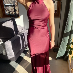 Balklänning  - Hej!  Säljer en superfin oanvänd balklänning som tyvärr inte kommer komma till användning, då jag hittat en annan! Klänningen är från boohoo, i storlek 36! Jag är 167 cm lång. Hör av dig vid frågor. Bilderna är tagna utan skor. Lappen finns kvar☺️🤗