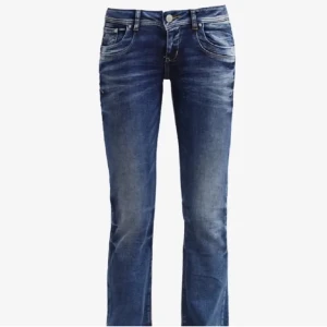 Ltb jeans - Snygga blå jeans från Ltb med en klassisk femficksdesign. De har en knappgylf och en bekväm passform som passar perfekt till vardags. Märkeslogga på baksidan av midjan ger en extra touch. De är u helt nyskick och säljer endast då de inte passar längre.