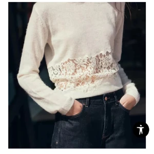 (Intressekoll) Vit tröja med spetsdetalj - Intressekoll! Säljer denna tröja från Zara, köpt för ca 400 kr. Den är slutsåld online och kommer inte att säljas igen, så den är svår att få tag på! Använd få gånger och i fint skick. Liten i storleken, så sitter som en M fast de är L. Skriv vad du är villig att betala! 💘(minst 400)!