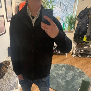 Cardigan från Massimo dutti  - Snygg cardigan från massimo dutti med dragkedja och knappar. Jackan är i storlek M men passar S. Hör av dig vid frågor eller annat!✊