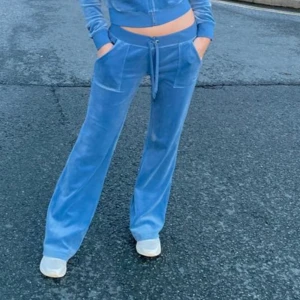 Blåa juicy couture - As snygga blåa juicy couture byxor, bilderna är lånade. Skriv privat för egna bilder och pris kan diskuterar skring snabba affärer.
