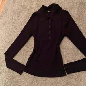 Svart långärmad - Svart långärmad tröja från Gina Tricot med fin krage och knappar❤️ I storlek S men passar mindre storlekar också❤️ tröjan är ganska elastisk men sitter tajt ändå när man väl har på den!