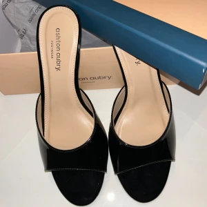 Nya sommar sandaler  - - Ashton Aubry  - helt helt nya - strl 38  - klackhöjd 6cm - originalboxen medföljer