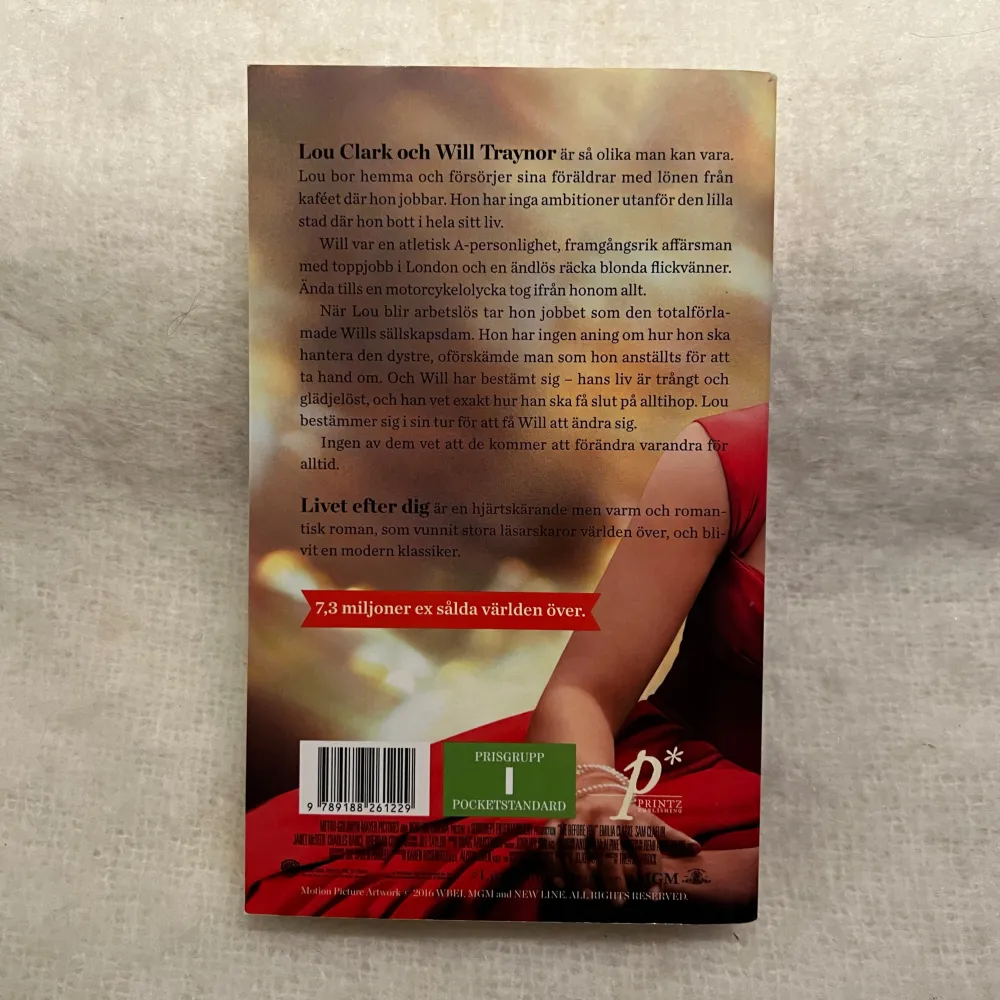Boken 'Livet efter dig' av Jojo Moyes är en gripande kärlekshistoria som har sålt över 450 000 exemplar i Sverige. Den handlar om Lou Clark och Will Traynor, två personer från olika världar vars liv förändras när de möts. En berättelse om kärlek, förlust och att hitta mening i livet.. Böcker.