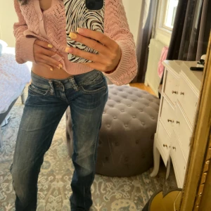 Low waist Pepe jeans  - Super snygga Pepe jeans med modellen straight. Dessa jeans är jätte bekväma och sitter super snyggt!! Köpte dessa för cirka 2 år sedan för 800kr. Säljer dessa för 450kr. Hör av er vid frågor🌸