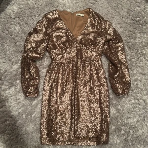 Glittrig klänning med paljetter - Fin paljettklänning. Använd en gång, så är som ny!