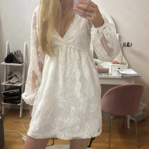 Vit klänning - Super fin vit klänning som endast är använd en gång💕💕