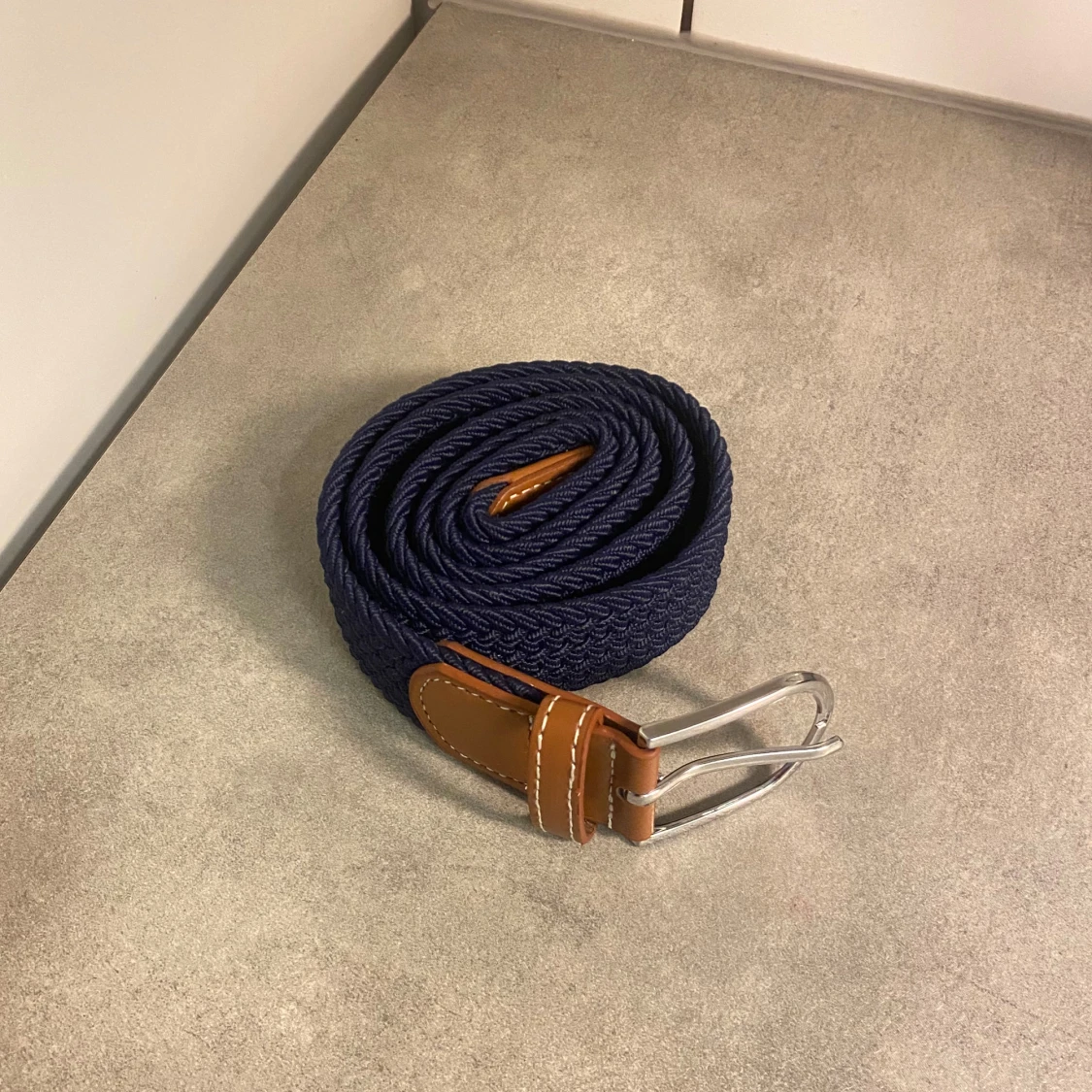 Marinblått flätat bälte