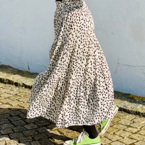 Mönstrad kjol från Lindex!! - Snygg mönstrad kjol från Lindex i svart och beige. Kjolen har ett unikt abstrakt mönster och en bekväm resår i midjan. Perfekt för att ge din outfit en stilfull touch! Jättefin till sommar⭐️