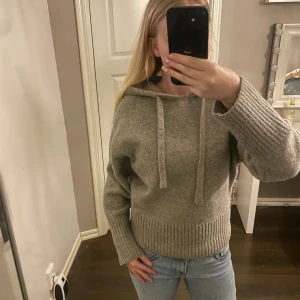 Beige stickad hoodie - INTRESSEKOLL!!  mysig beige stickad hoodie med långa ärmar och ribbade muddar. 🥰🥰