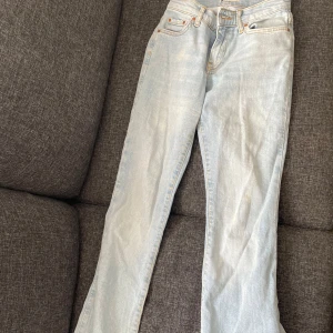 Ljusblå jeans från Perfect Jeans - Säljer ett par ljusblå bootcut jeans från Perfect Jeans. De har en klassisk femficksdesign och är tillverkade i denim. De har små fläckar på sig. Men ljusa fläckar.