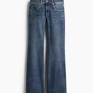 Blå bootcut jeans - Säljer mina lågmidjade jeans från hm då dom är försmå i midjan. Är bra längd på mig som är 162cm 