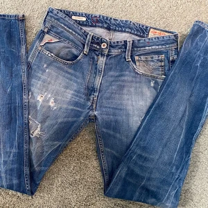 Replay anbass  - Ett par riktigt feta replay anbass med slitningar. Priset är inte hugget i sten. Tveka inte på att höra av dig vi minst lilla fundering. (OBS! hål och lagningar finns i jeansen. Hör av dig  för mer info och bilder.