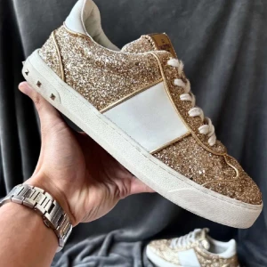 Valentino flycrews - Originalstorlek: 41, fråga om innermått vid osäkerhet | ingår: endast skorna | fraktar spårbart eller möts upp i Täby📍(obs! Orginalsulor är borta) ersättningssulor finns i 