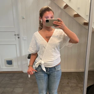 Vit omlottopp - Säljer en stilren vit omlottopp ifrån Lindex i storlek S🥰😍