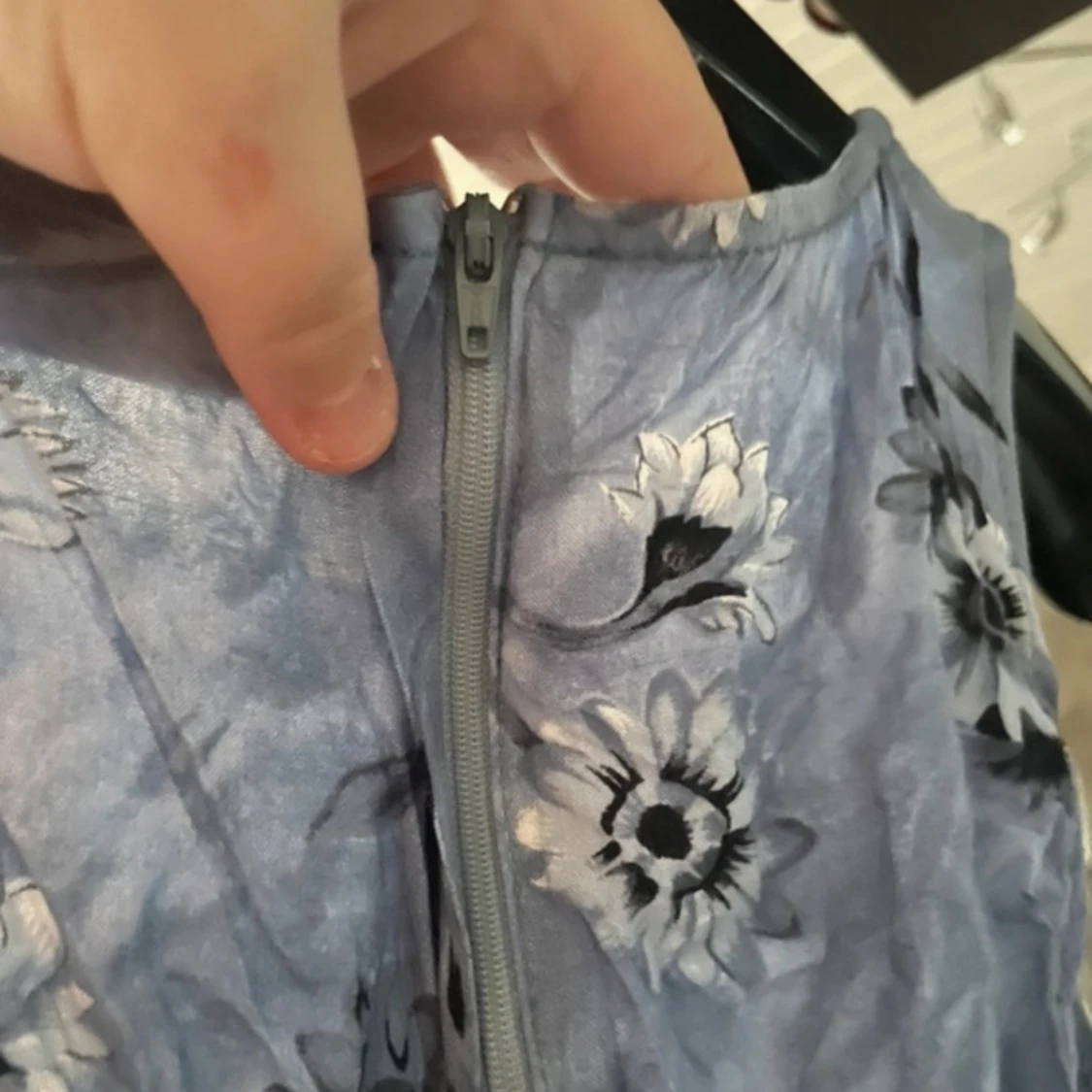 Blommig blå klänning från Alesia International - 2