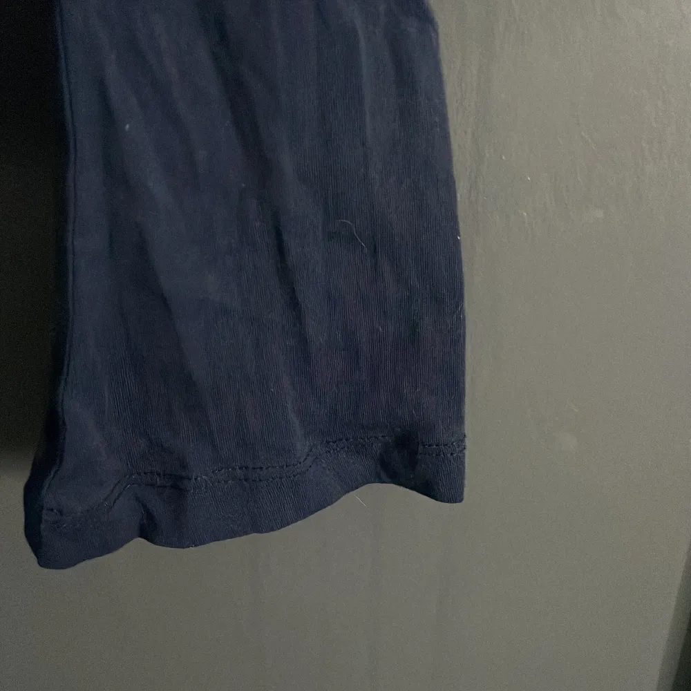 Säljer en mörkblå topp från Gina tricot!!! Volangkant nedtill. Toppen är fint till allt okej säljs för ej användningen💙. Neuletakit & Villapaidat.