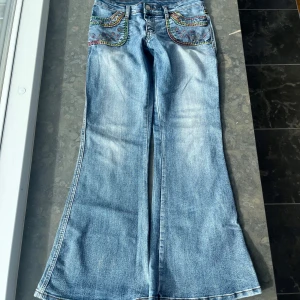 Snygga jeans med detaljer  - Inerbenslängd: 75 midjehöjd: 21 midjelängd: 38 