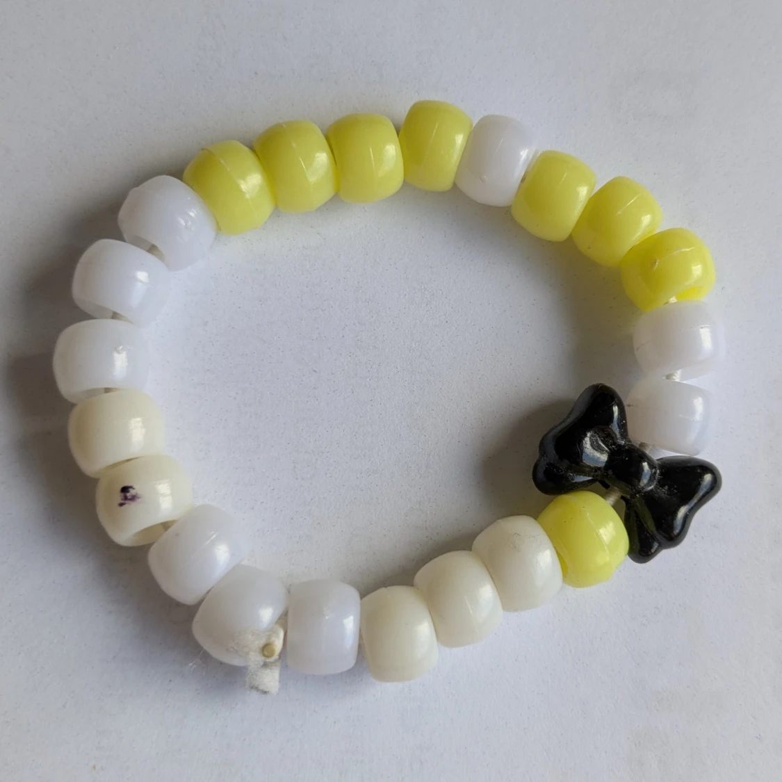 Färgglatt pärlarmband med rosett - 4