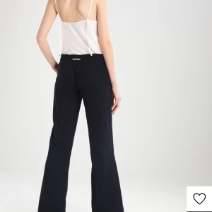 Svarta byxor med rak passform - Snygga svarta linnebyxor från roxy med rak passform och låg midja. Perfekta för en stilren look. Tillverkade i ett bekvämt material som ger en skön känsla hela dagen.