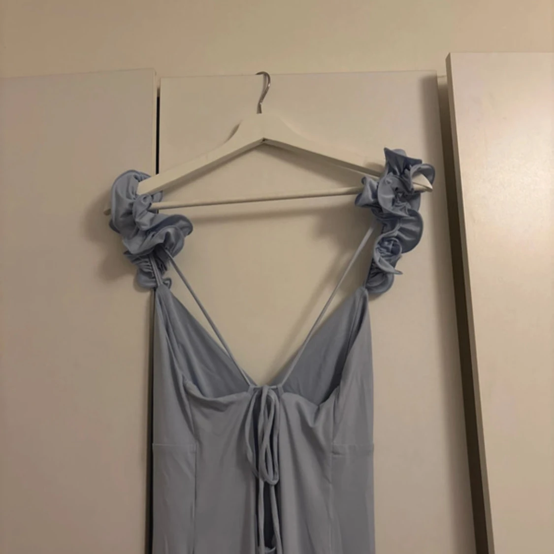 Ljusblå långklänning med volangdetaljer - 1