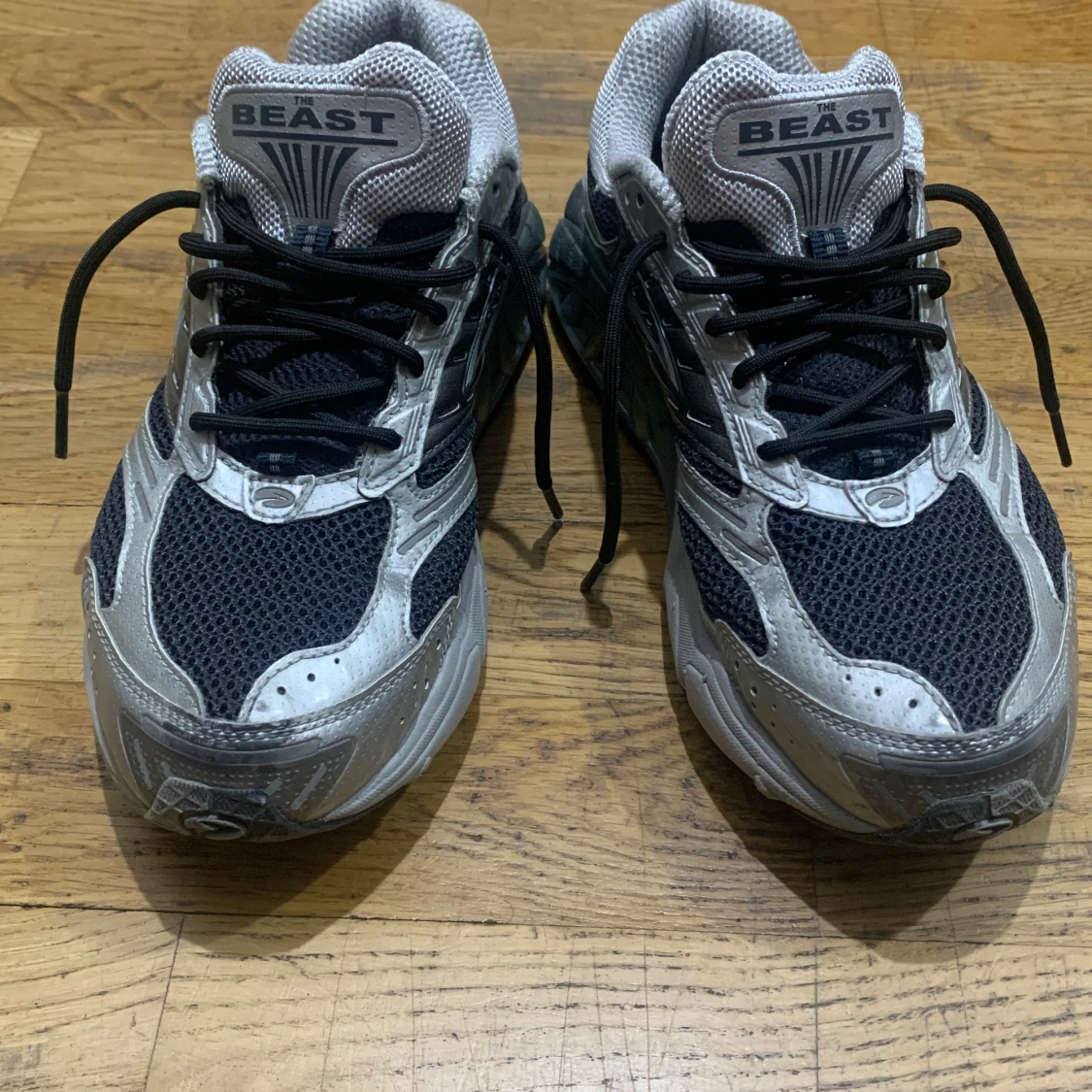 Grå och svarta sneakers från Brooks