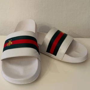 Strand skor - Strand skor strl 40. Använd endast några få gånger. Tyvärr så har den inte kommit till så stor användning för mig och hoppas att den får en ny ägare.  Se mina övriga aktioner! ❤️