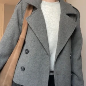 skepparkavaj från H&M - Snygg mysig vårjacka från H&M men krage och knappar🌸Den kommer tyvärr inte till användning, köpt på vinted och är lite nopprig men annars fint skick❤️