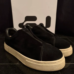Svarta sneakers från Eytys - Ett par svarta Eytys Doja i mocka, storlek 45, i mycket bra skick. Låda finns. Hör av dig om du har några frågor!