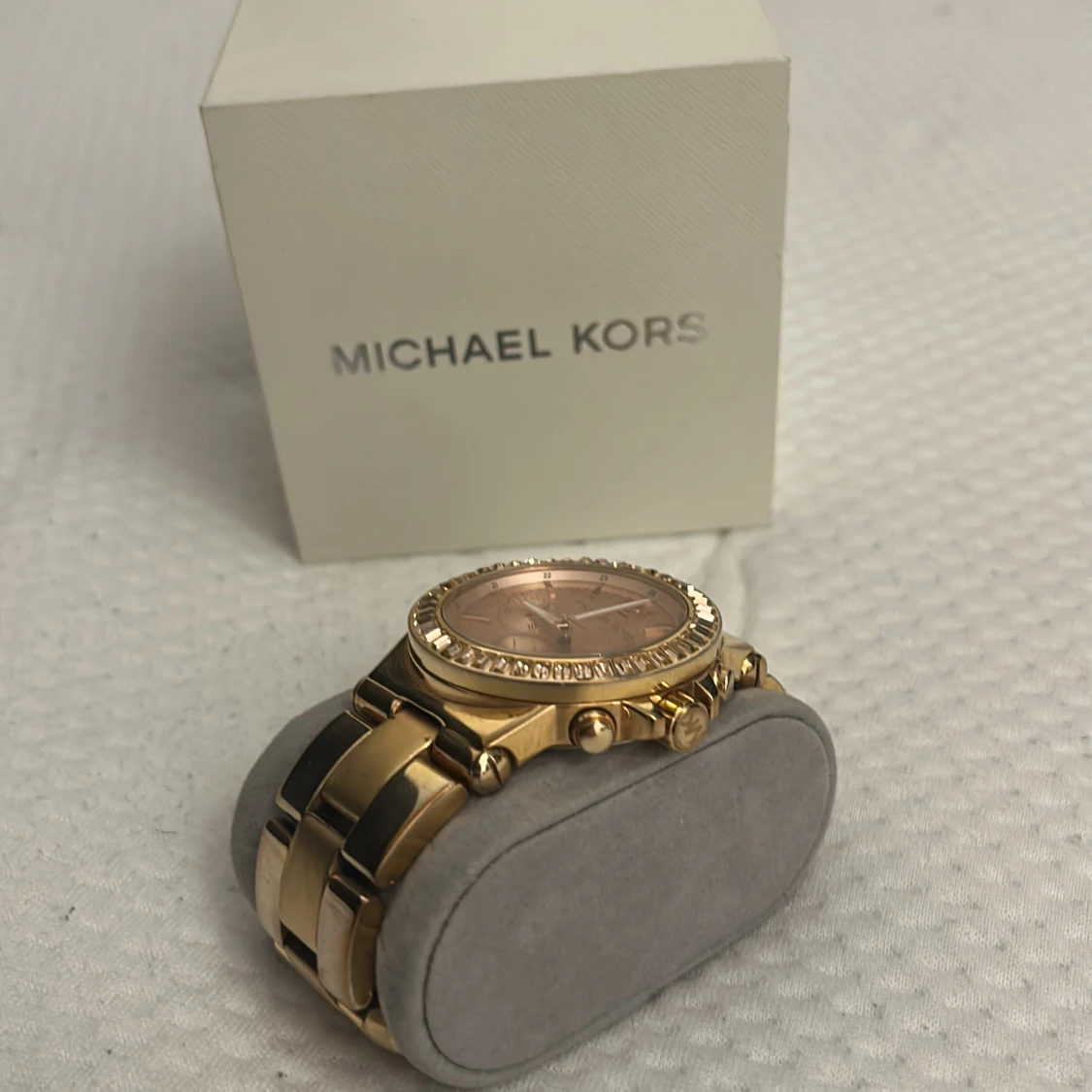 Guldfärgad klocka från Michael Kors - 4