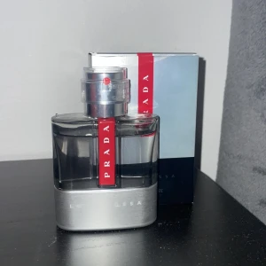 Prada Luna Rossa Eau de Toilette - Säljer en Prada Luna Rossa Eau de Toilette. Knappt använd finns kanske 45ml kvar. Lådan och locket finns med. Pris kan diskuteras 